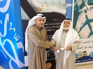 علي بسج يسلم الفائز عبدالرحمن الفرحان شيك الجائزة
