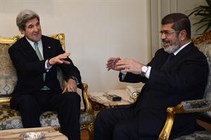 الرئيس المصري محمد مرسي مستقبلا وزير الخارجية الاميركي جون كيري امس رويترز