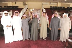 ربيح العجمي وعبدالله المطيري يسلمان الكاس الى حمد المري
