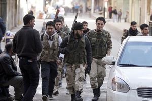 مقاتلو لواء عبدالله الكاكي يتجولون في حي صلاح الدين بحلب رويترز