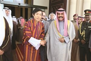 سمو ولي العهد الشيخ نواف الاحمد خلال لقائه ولي عهد مملكة بوتان﻿