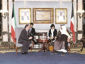 سمو رئيس الوزراء الشيخ جابر المبارك خلال لقائه السفير سيزاريو ميلانطونيتو﻿