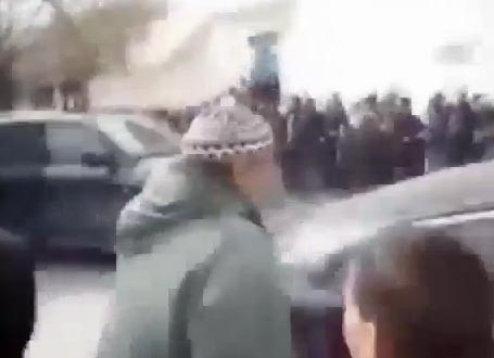 بالفيديو.. الغنوشي يتعرض للرشق بالحجارة 