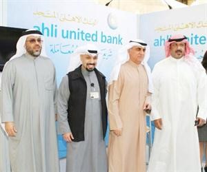 فاروق الزنكي والشيخ طلال الخالد ودراشد العجمي في جناح المتحد
