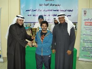 محمد الدبيخي يكرم الفائز الاول
