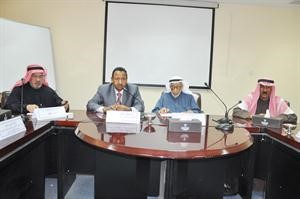 العم يوسف الحجي ودمصطفى اسماعيل خلال الاجتماع
