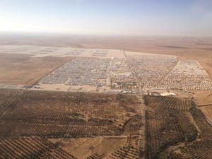 هكذا يعيش اللاجئون السوريون في تلك الخيم البيضاء رغم قساوة الطقس