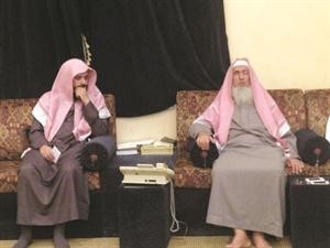ال الشيخ متحدثا وبجواره مشرف الرحلة الشيخ محمد ضاوي