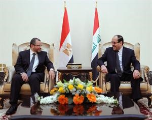 رئيس الوزراء العراقي نوري المالكي مستقبلا نظيره المصري هشام قنديل في بغداد امس رويترز