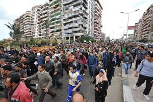تشييع جنازة 3 مصريين سقطوا في الاشتباكات في محافظة بورسعيد امس افپ