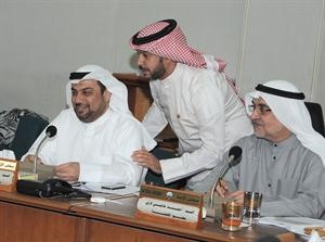 نواف الفزيع خلال حضوره اجتماع اللجنة المالية ويبدو احمد لاري ود يوسف الزلزلة