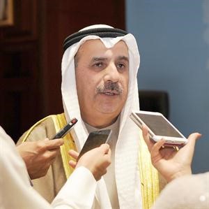 السفير محمد الرومي متحدثا الى الصحافيين