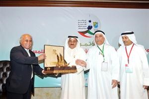 دعبدالرحمن الاحمد مكرما دعبداللطيف البدر خلال المؤتمر 	متين غوزال﻿