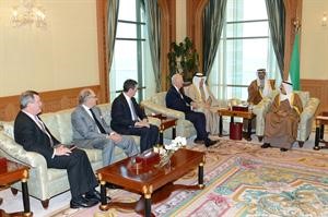 صاحب السمو الامير الشيخ صباح الاحمد خلال لقائه جيمس بيكر والوفد المرافق
