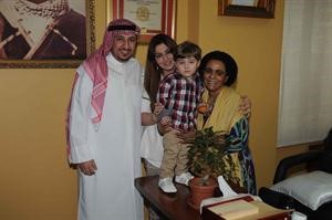 الشيخة فريحة مع الطفل عادل الزامل
