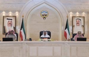 سمو رئيس الوزراء الشيخ جابر المبارك مترئسا جلسة المجلس امس ويبدو الشيخ احمد الخالد والشيخ صباح الخالد﻿