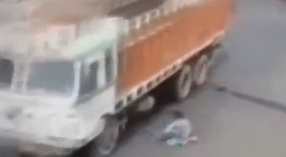 بالفيديو.. سائقة دراجة فصلتها لحظات عن الموت تحت شاحنة ضخمة