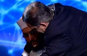 بالفيديو.. طوني خليفة يمنع محمود شعبان من رفع الحذاء على الهواء