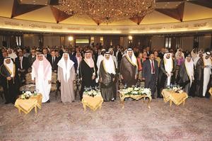 الشيخ سلمان الحمود وحمد الكواري ودسليمان العسكري مع الحضور خلال الحفل﻿