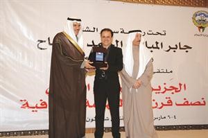 الشيخ سلمان الحمود مكرما المخرج وليد العوضي﻿