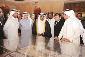 عبدالله العلي يشاهد احد المجسمات العقارية المعروضة في المعرض هاني عبدالله
