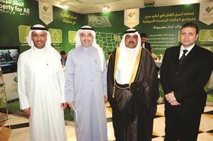 العلي وراشد بورسلي وايهاب ذكري في جناح احدى الشركات المشاركة في المعرض
