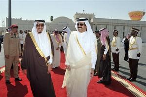امير قطر الشيخ حمد بن خليفة مودعا ولي العهد نائب رئيس مجلس الوزراء وزير الدفاع السعودي صاحب السمو الملكي الامير سلمان بن عبدالعزيز في ختام
زيارته الرسمية الى الدوحة امس واس