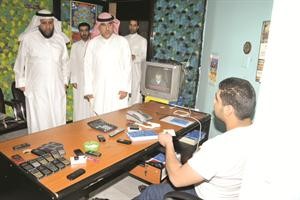 جمال الدوسري خلال جولته في منطقة حولي﻿