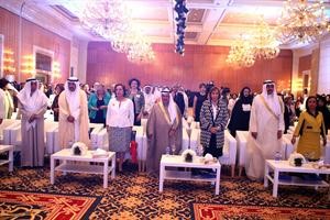 محمد شرار وفيصل الحجي ولولوة القطامي وشيخة النصف وعبدالعزيز البابطين والحضور وقوفا للنشيد الوطني﻿