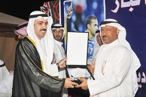  الراشد مكرما من احد الحضور﻿