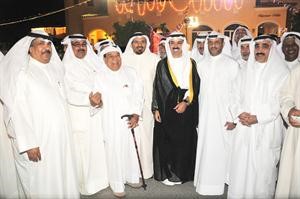  الرئيس علي الراشد متوسطا الحضور في ديوان الجاسر﻿