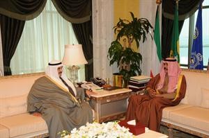 سمو ولي العهد الشيخ نواف الاحمد خلال لقائه سمو الشيخ ناصر المحمد﻿
