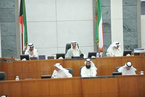 الرئيس علي الراشد ونائبه مبارك الخرينج وامين السر كامل العوضي على المنصة وتبدو الامانة العامة	متين غوزال﻿
