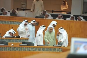 نبيل الفضل وحمد سيف وفيصل الدويسان خلال الجلسة	متين غوزال﻿