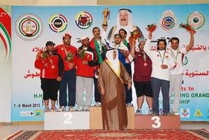 رئيس الاتحاد العربي للرماية دعيج العتيبي مع ابطال الرماية﻿