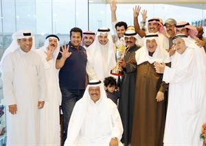 الشيخ مبارك العبدالله يسلم عمداء النشاما كاس المغفور له عبدالله المبارك
