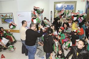 متطوعو البنك يوزعون الهدايا على الاطفال