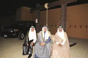 الشيخ سلمان الحمود متوسطا زيد العازمي ومصطفى الشمالي