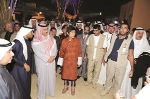 سمو رئيس مجلس الوزراء الشيخ جابر المبارك وولي عهد مملكة بوتان جيجيل اوجن ونغشاك في جولة يستمعان لشرح ضاري الوزان