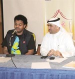 محمد الحملي مع الزميل مفرح الشمري في المؤتمر الصحافي