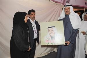 هدية تذكارية للشيخ سلمان الحمود﻿