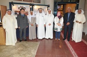دعبدالرضا اسيري والسفير سو تشانغ سيك مع الحضور خلال المعرض	سعود سالم﻿