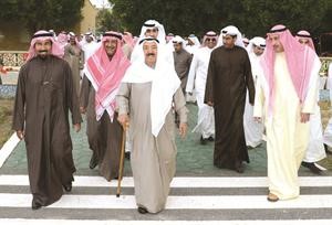 صاحب السمو الامير الشيخ صباح الاحمد لدى وصوله الى مزرعة عزايز وفي استقباله الشيخ علي الجابر والشيخ فيصل الحمود وعدد من الحضور﻿