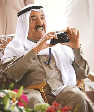 صاحب السمو الامير يلتقط احدى الصور للحضور﻿