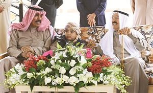 صاحب السمو الامير الشيخ صباح الاحمد وحفيده وسمو ولي العهد الشيخ نواف الاحمد﻿
