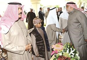 الشيخ احمد الخالد مصافحا صاحب السمو الامير ويبدو سمو ولي العهد﻿