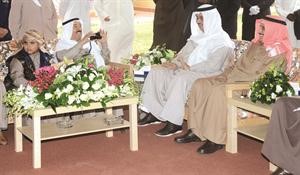 صاحب السمو الامير يلتقط صورة لسمو رئيس الوزراء والشيخ دابراهيم الدعيج﻿