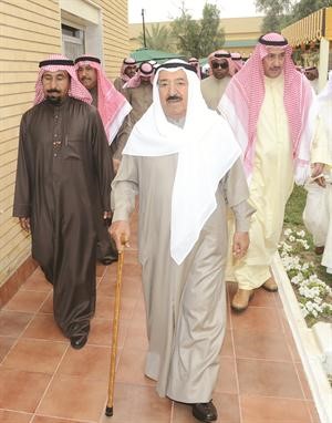 صاحب السمو الامير والشيخ علي الجابر والشيخ فيصل الحمود مع عدد من الحضور﻿