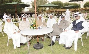 الشيخ دعيج الخليفة مع عدد من الحضور من اسرة ال الصباح﻿