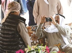 وسموه يلتقط صورة اخرى لحفيده صباح حمد صباح الاحمد﻿